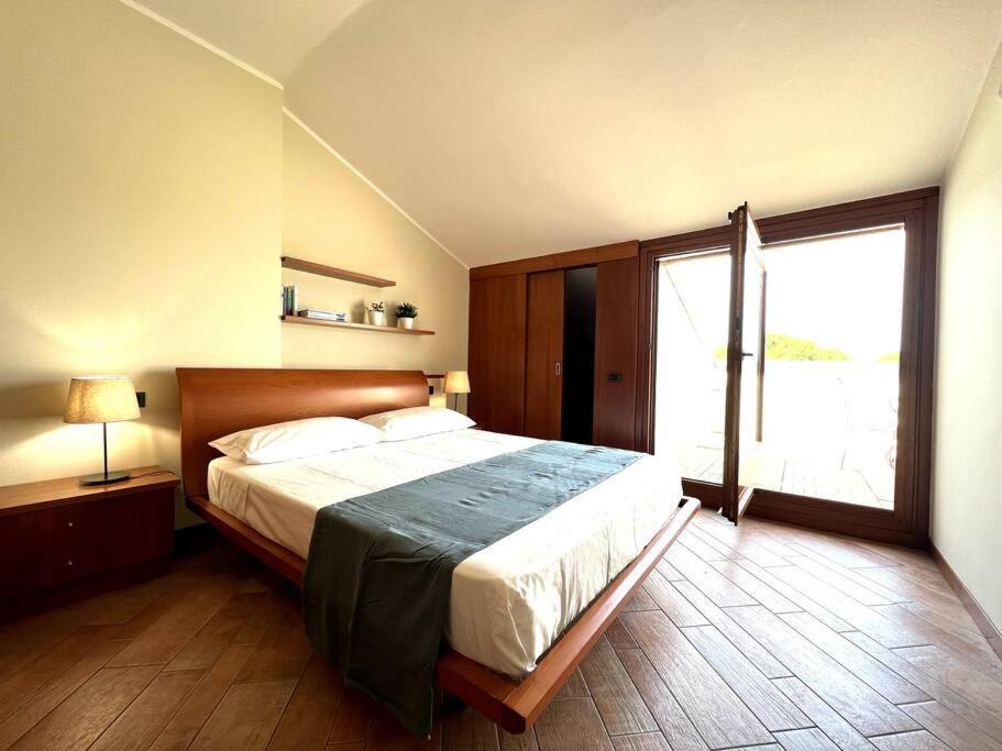 Attico In Piazza Matteotti Apartman Desenzano del Garda Kültér fotó