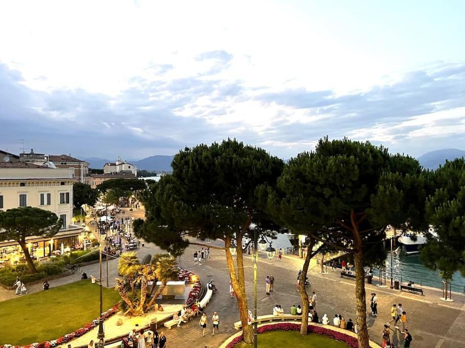 Attico In Piazza Matteotti Apartman Desenzano del Garda Kültér fotó