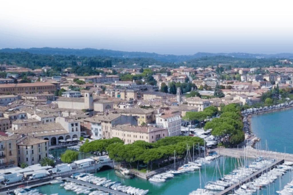 Attico In Piazza Matteotti Apartman Desenzano del Garda Kültér fotó